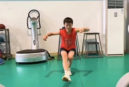 当天,baby以一袭抹胸蕾丝长裙惊喜亮相,笑容甜美的她一出场便引来尖叫连连;为了响应发布会的主题baby也侃侃而谈对美的看法“我觉得美是一种乐观自信的人生态度,就像生活中处处都有美,只是需要一双发现美的眼睛”。